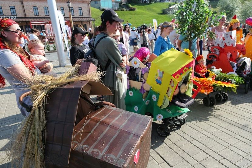 Гуси-лебеди, Иван Царевич и Баба Яга: тюменцы вышли на парад семей Гуси-лебеди, Иван Царевич и Баба Яга: тюменцы вышли на парад семей