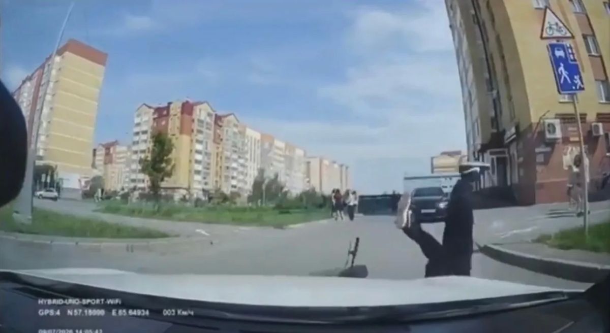 Электросамокатчик на скорости влетел в легковую и скрылся с места ДТП Электросамокатчик на скорости влетел в легковую и скрылся с места ДТП