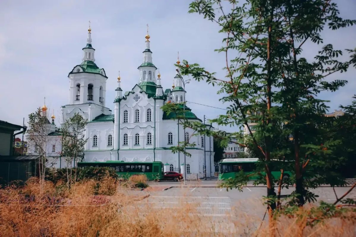Спасская церковь. Белоснежный храм с изумрудной кровлей и золотыми куполами Спасская церковь. Белоснежный храм с изумрудной кровлей и золотыми куполами
