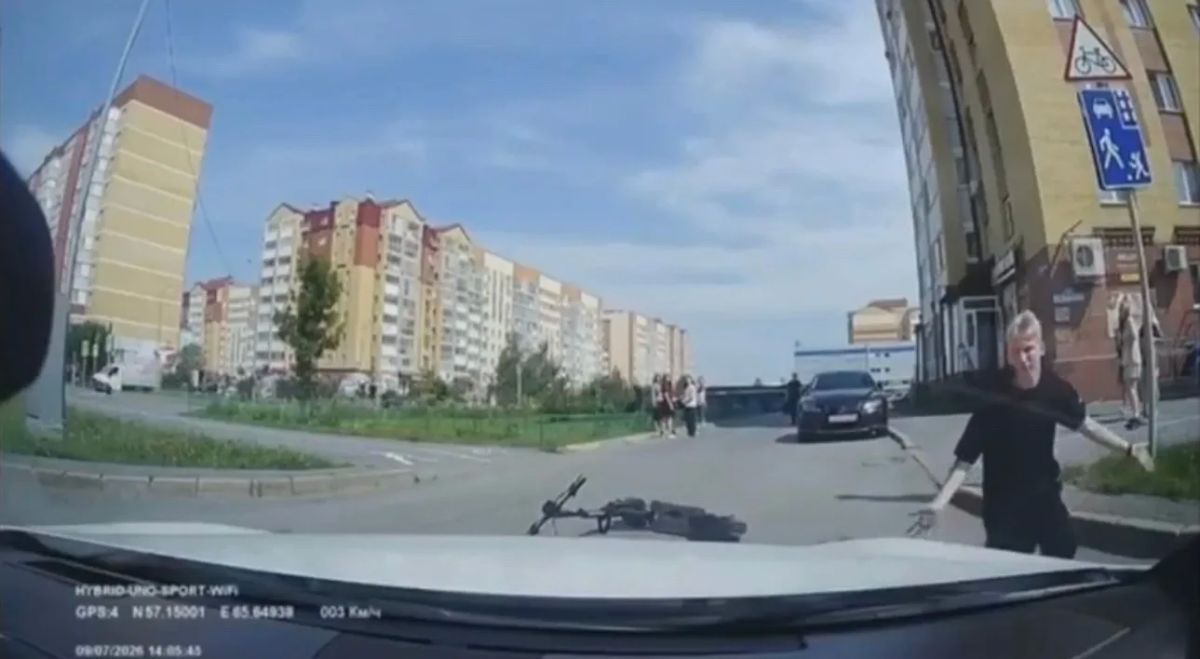 Электросамокатчик на скорости влетел в легковую и скрылся с места ДТП Электросамокатчик на скорости влетел в легковую и скрылся с места ДТП