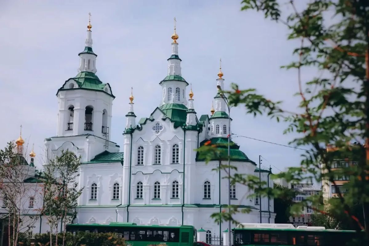 Спасская церковь. Белоснежный храм с изумрудной кровлей и золотыми куполами Спасская церковь. Белоснежный храм с изумрудной кровлей и золотыми куполами
