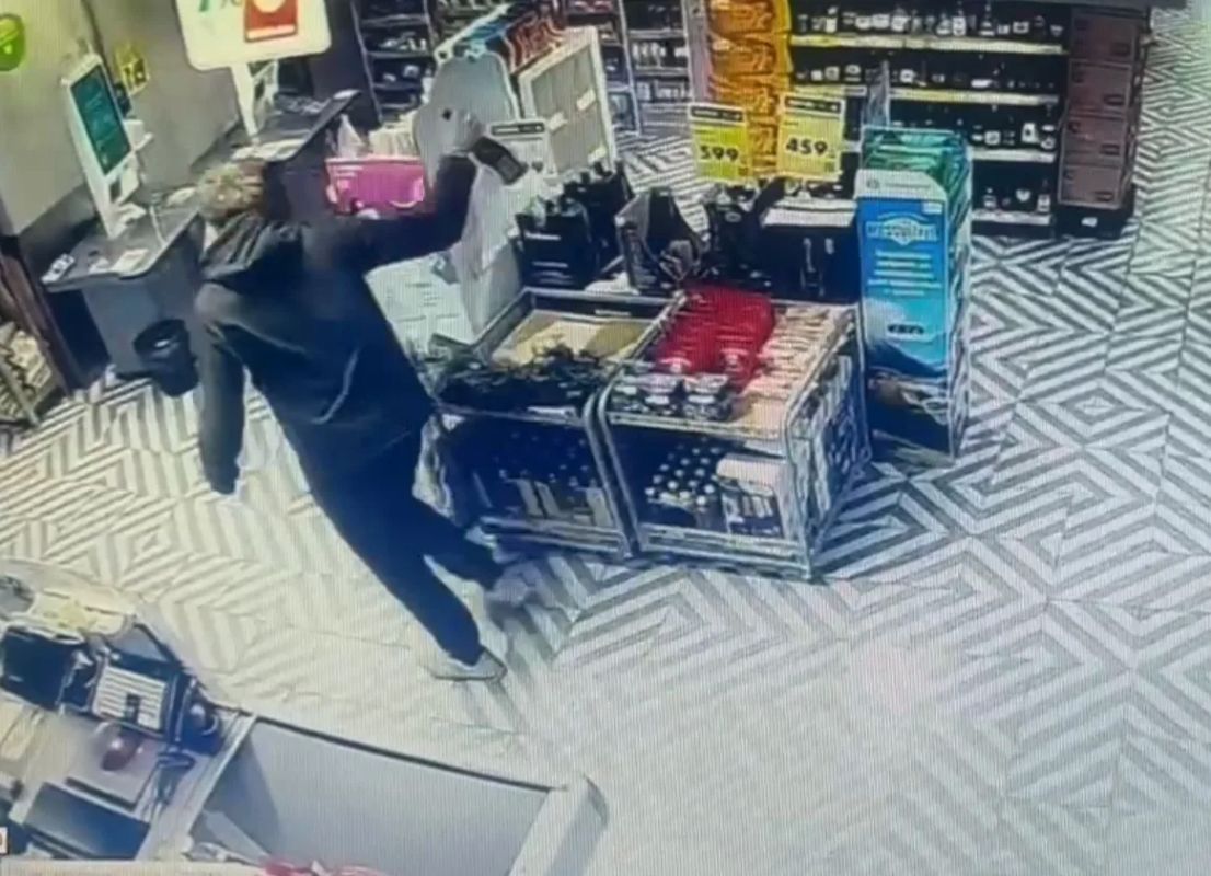 02В полицию Голышмановского муниципального округа обратилась сотрудница магазина и сообщила, что из торговой точки похищены различные товары на сумму более пяти тысяч рублей 02В полицию Голышмановского муниципального округа обратилась сотрудница магазина и сообщила, что из торговой точки похищены различные товары на сумму более пяти тысяч рублей