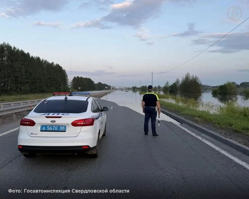 На Тюменском тракте свердловская ГАИ увеличила зону перекрытия из-за затопления