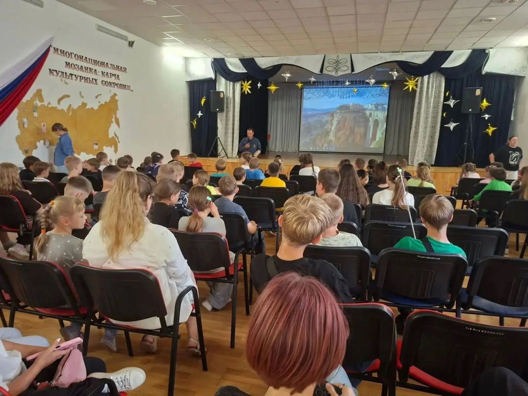 Урок безопасности.. Огнеборцы отдельного поста № 219, расположенного в селе Сартам Викуловского округа, провели для ребят из пришкольного лагеря местной школы профилактическую беседу о пожарной безопасности Урок безопасности.. Огнеборцы отдельного поста № 219, расположенного в селе Сартам Викуловского округа, провели для ребят из пришкольного лагеря местной школы профилактическую беседу о пожарной безопасности