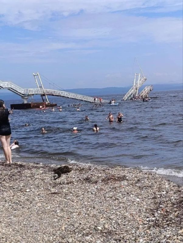 В Приморском крае произошло обрушение пешеходного моста — в результате ЧП пострадали четыре человека, трое из них — дети