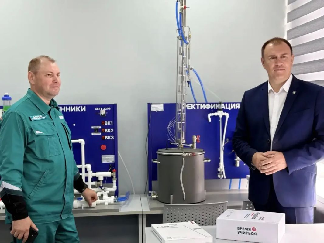 Вместе с Андреем Беловым, директором по управлению персоналом «ЗапСибНефтехима» оценили обновленную базу Тобольского многопрофильного техникума Вместе с Андреем Беловым, директором по управлению персоналом «ЗапСибНефтехима» оценили обновленную базу Тобольского многопрофильного техникума