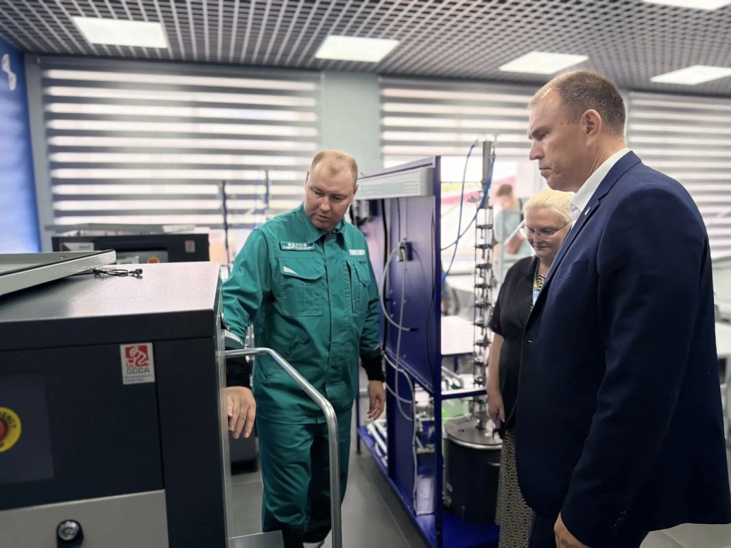Вместе с Андреем Беловым, директором по управлению персоналом «ЗапСибНефтехима» оценили обновленную базу Тобольского многопрофильного техникума Вместе с Андреем Беловым, директором по управлению персоналом «ЗапСибНефтехима» оценили обновленную базу Тобольского многопрофильного техникума