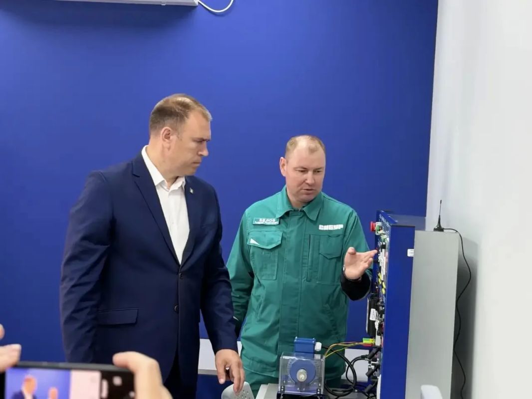 Вместе с Андреем Беловым, директором по управлению персоналом «ЗапСибНефтехима» оценили обновленную базу Тобольского многопрофильного техникума Вместе с Андреем Беловым, директором по управлению персоналом «ЗапСибНефтехима» оценили обновленную базу Тобольского многопрофильного техникума