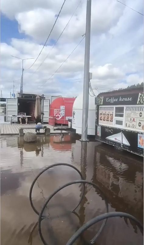 Уровень воды на озере Круглое значительно поднялся — в результате пляж оказался под водой, и отдыхать на берегу больше не получится Уровень воды на озере Круглое значительно поднялся — в результате пляж оказался под водой, и отдыхать на берегу больше не получится