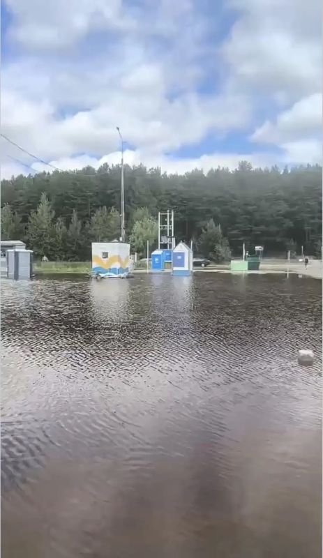 Уровень воды на озере Круглое значительно поднялся — в результате пляж оказался под водой, и отдыхать на берегу больше не получится Уровень воды на озере Круглое значительно поднялся — в результате пляж оказался под водой, и отдыхать на берегу больше не получится