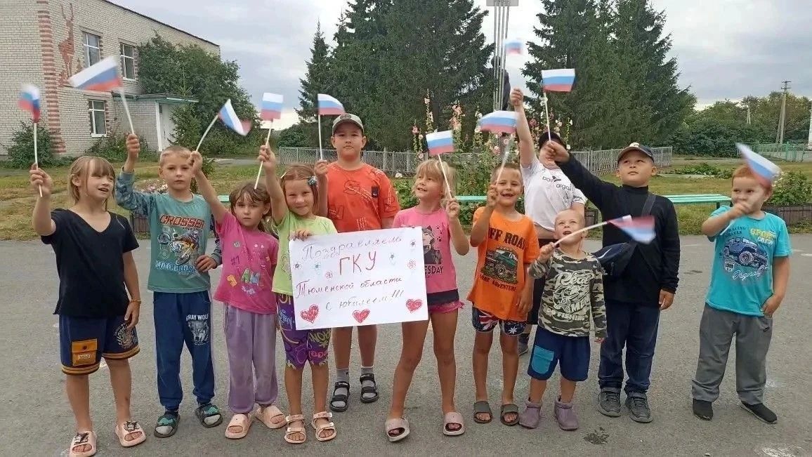 Ребята из пришкольного лагеря МАОУ «Смирновская СОШ» с.Смирное Казанского округа посетили отдельный пост №226 чтобы лично поздравить пожарных с важной датой Ребята из пришкольного лагеря МАОУ «Смирновская СОШ» с.Смирное Казанского округа посетили отдельный пост №226 чтобы лично поздравить пожарных с важной датой