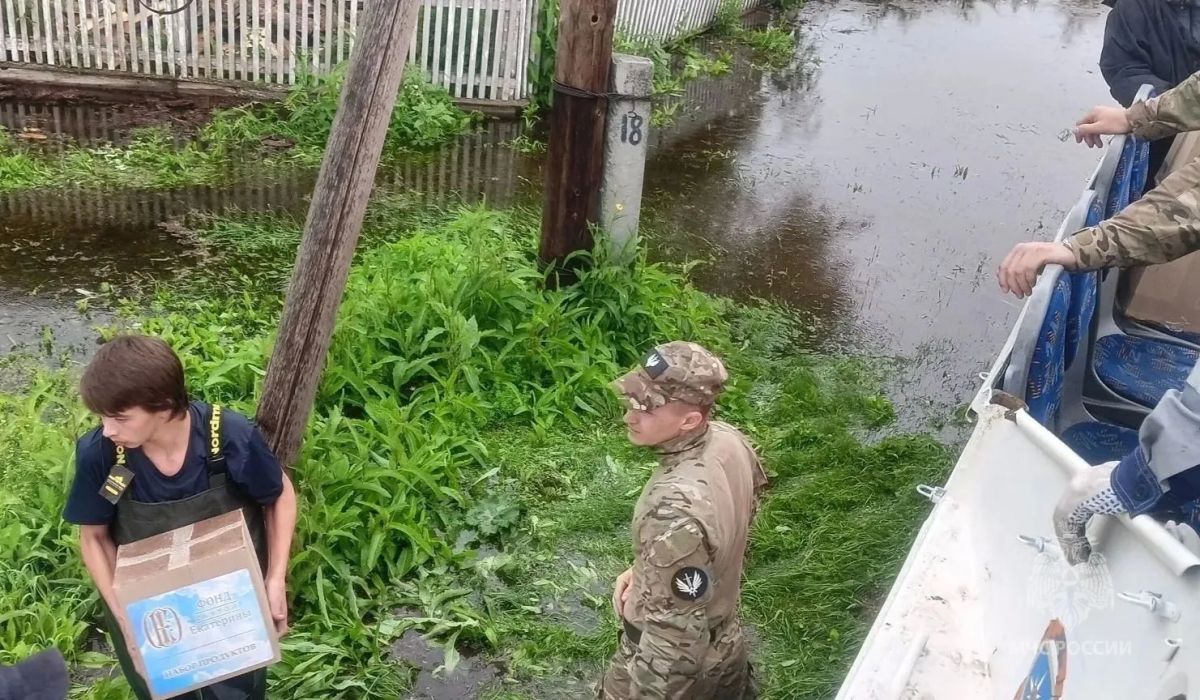 Тюменские сотрудники МЧС России доставляют гуманитарный груз в населенные пункты Свердловской области Тюменские сотрудники МЧС России доставляют гуманитарный груз в населенные пункты Свердловской области