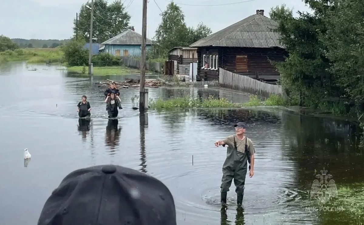 Тюменские сотрудники МЧС России доставляют гуманитарный груз в населенные пункты Свердловской области Тюменские сотрудники МЧС России доставляют гуманитарный груз в населенные пункты Свердловской области