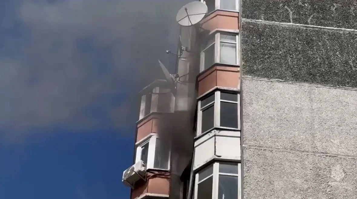 На пожаре в Тюмени спасли троих человек, включая двоих детей На пожаре в Тюмени спасли троих человек, включая двоих детей