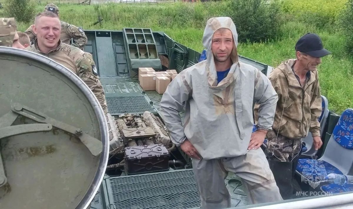 Тюменские сотрудники МЧС России доставляют гуманитарный груз в населенные пункты Свердловской области Тюменские сотрудники МЧС России доставляют гуманитарный груз в населенные пункты Свердловской области