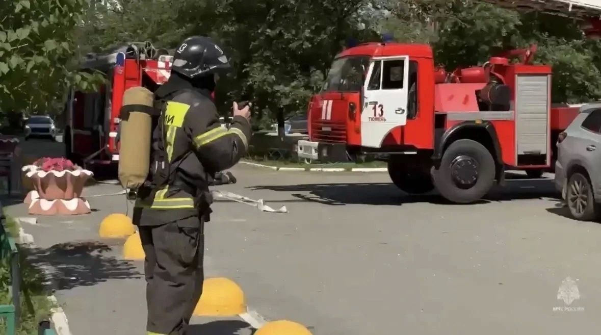 На пожаре в Тюмени спасли троих человек, включая двоих детей На пожаре в Тюмени спасли троих человек, включая двоих детей
