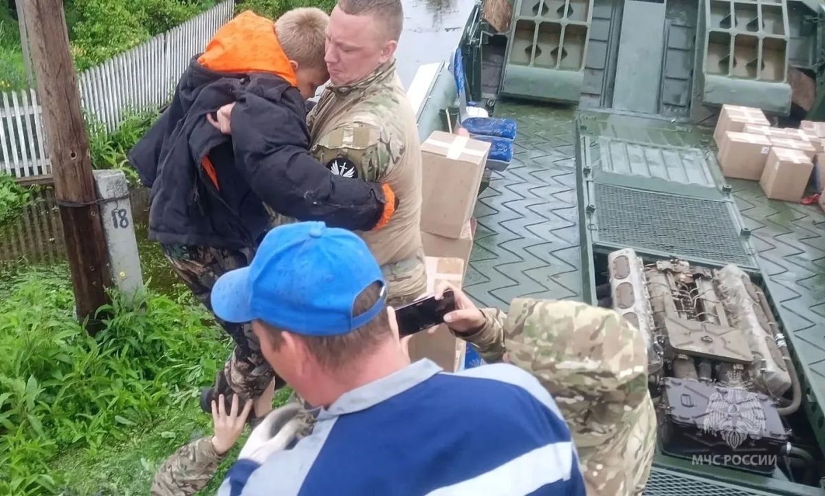 Тюменские сотрудники МЧС России доставляют гуманитарный груз в населенные пункты Свердловской области Тюменские сотрудники МЧС России доставляют гуманитарный груз в населенные пункты Свердловской области