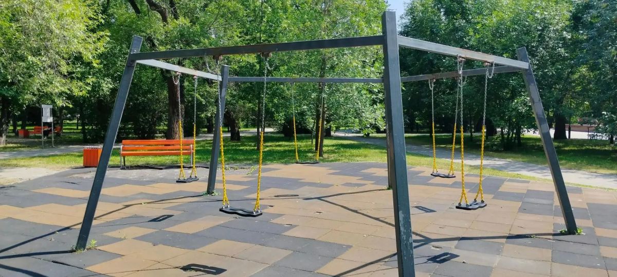 Детская площадка в Комсомольском сквере обновляется Детская площадка в Комсомольском сквере обновляется