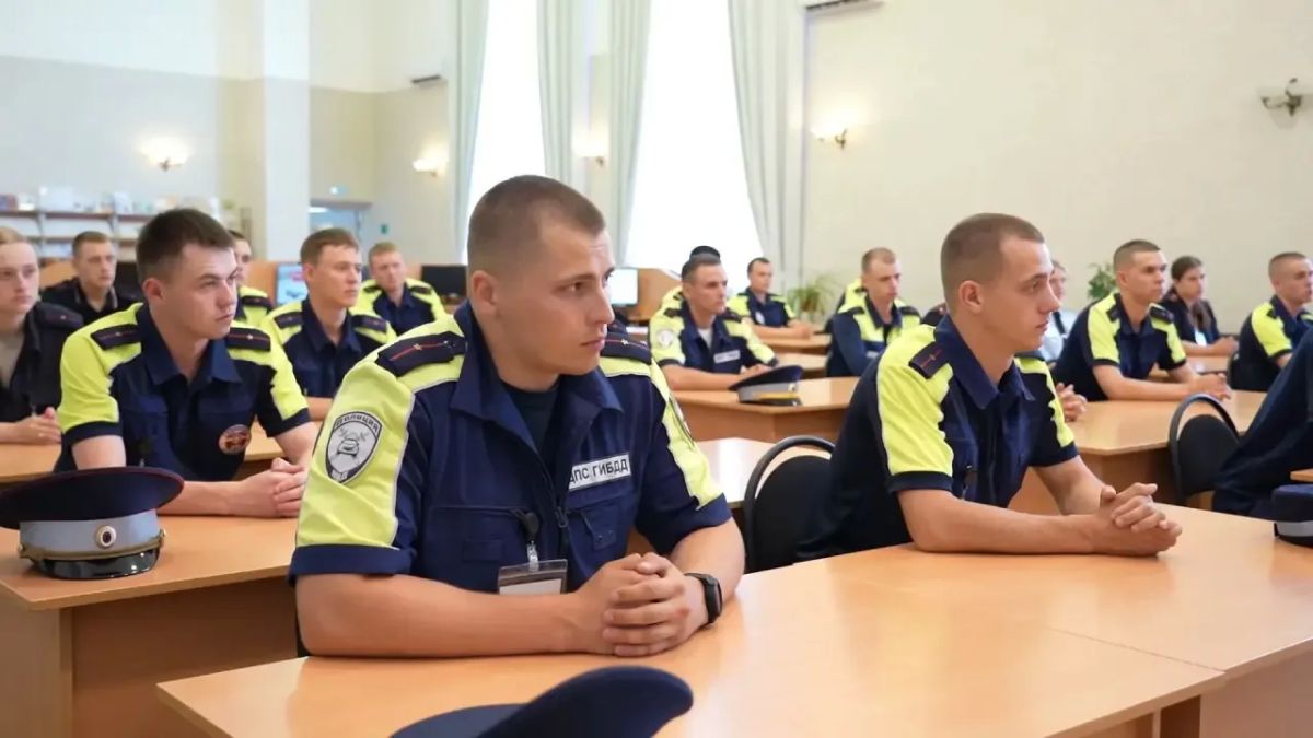 Начальник Управления Госавтоинспекции Тюменской области Андрей Миллер и руководитель Тюменского института повышения квалификации МВД России Дмитрий Кокорин встретились с курсантами учебного заведения, среди которых... Начальник Управления Госавтоинспекции Тюменской области Андрей Миллер и руководитель Тюменского института повышения квалификации МВД России Дмитрий Кокорин встретились с курсантами учебного заведения, среди которых...