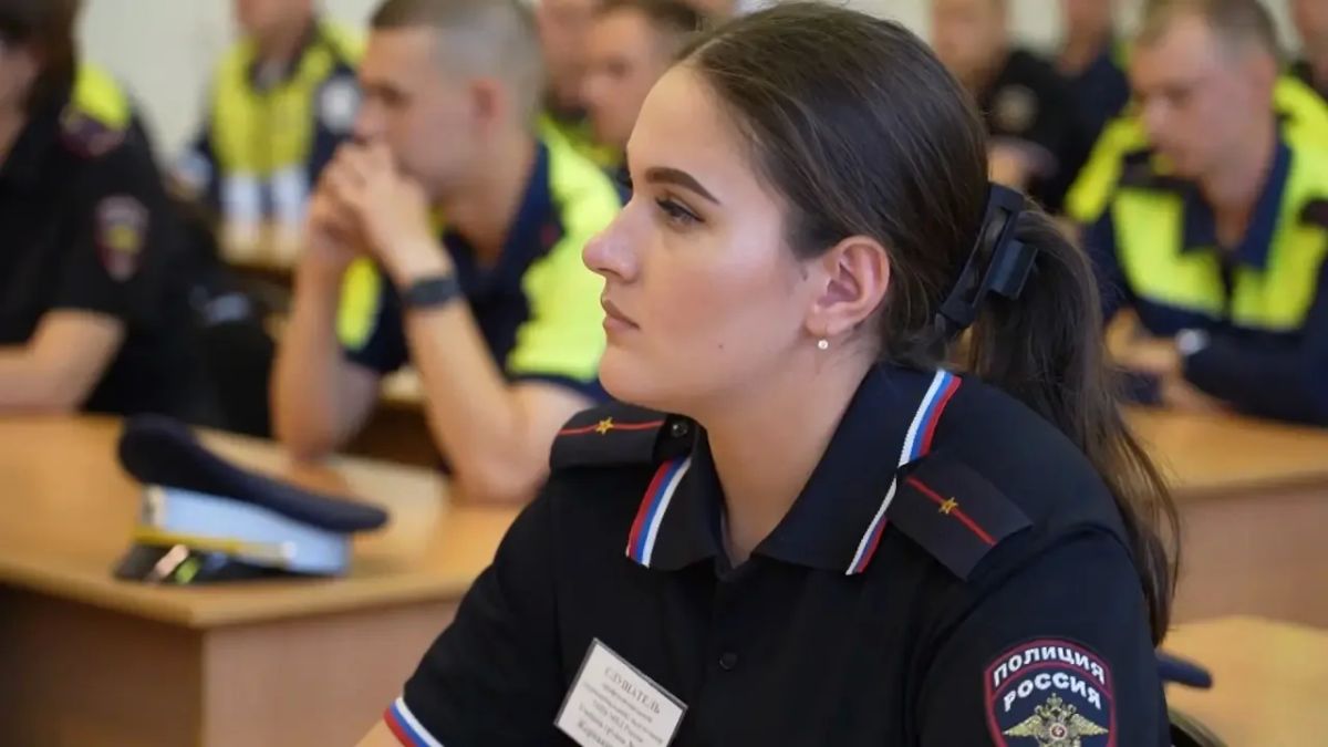 Начальник Управления Госавтоинспекции Тюменской области Андрей Миллер и руководитель Тюменского института повышения квалификации МВД России Дмитрий Кокорин встретились с курсантами учебного заведения, среди которых... Начальник Управления Госавтоинспекции Тюменской области Андрей Миллер и руководитель Тюменского института повышения квалификации МВД России Дмитрий Кокорин встретились с курсантами учебного заведения, среди которых...