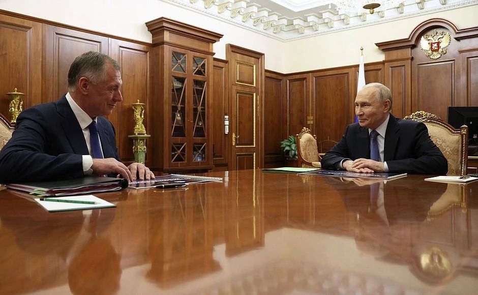 Владимир Путин встретился в Кремле с заместителем председателя правительства Маратом Хуснуллиным Вице-премьер РФ доложил президенту о стремительном развитии строительной отрасли, о ходе жилищного и дорожного строительства... Владимир Путин встретился в Кремле с заместителем председателя правительства Маратом Хуснуллиным Вице-премьер РФ доложил президенту о стремительном развитии строительной отрасли, о ходе жилищного и дорожного строительства...