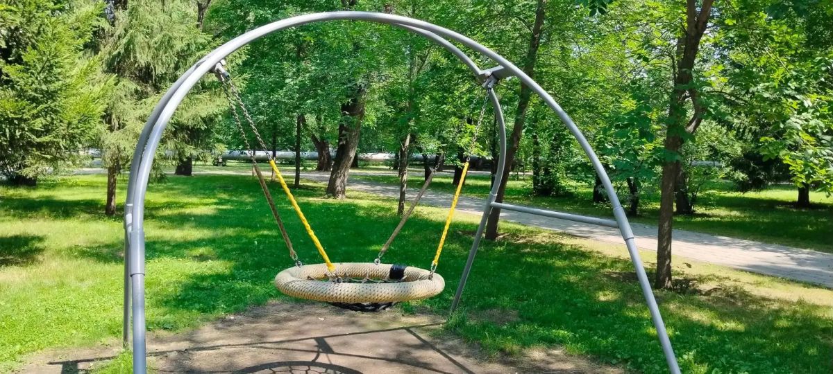 Детская площадка в Комсомольском сквере обновляется Детская площадка в Комсомольском сквере обновляется