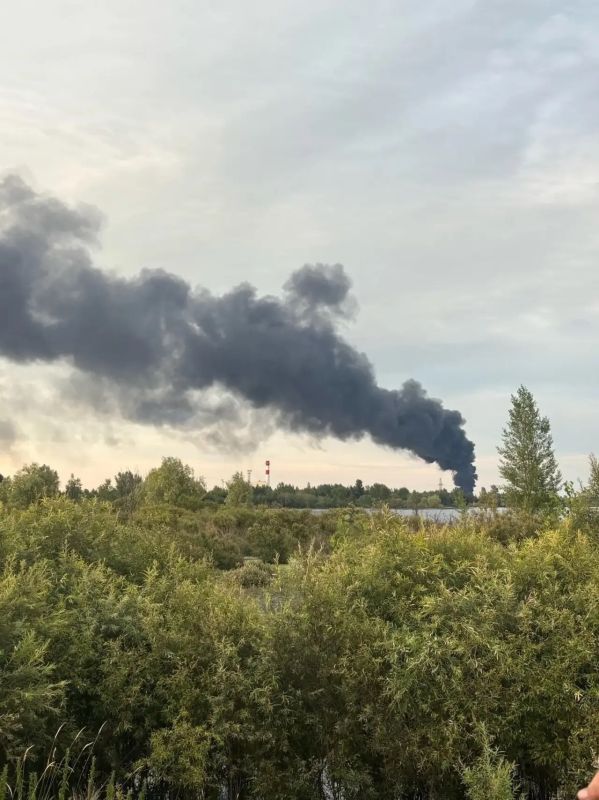 До сих пор тюменские спасатели борются с пожаром — в районе Яра полыхают колесные шины До сих пор тюменские спасатели борются с пожаром — в районе Яра полыхают колесные шины