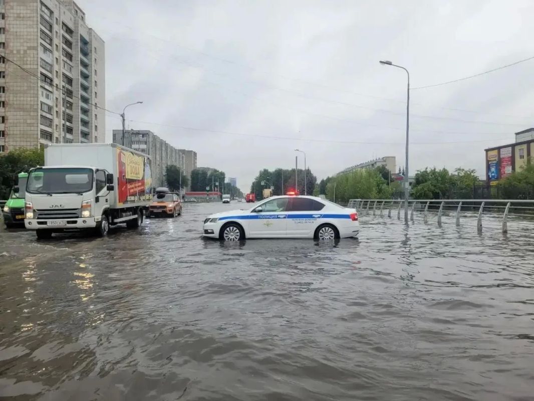 Из-за откачки воды участок улицы 30 лет Победы в Тюмени перекрыт