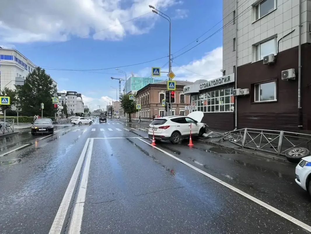 В центре Тюмени въехал в ограждение и сбежал В центре Тюмени въехал в ограждение и сбежал