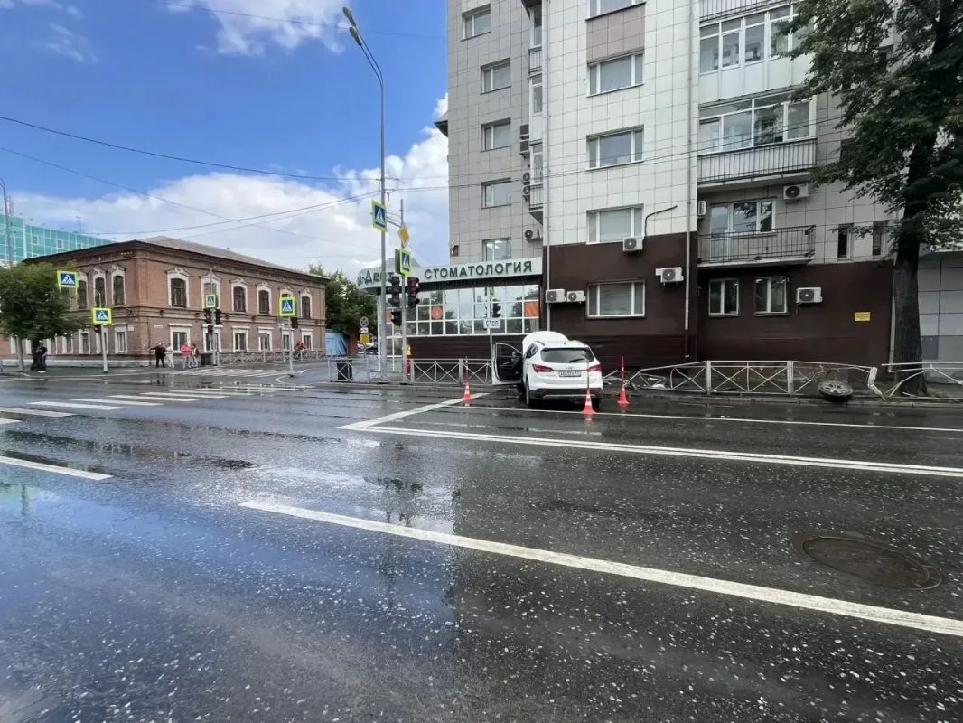 Сотрудники Госавтоинспекции разыскивают водителя, который въехал в ограждение и сбежал Сотрудники Госавтоинспекции разыскивают водителя, который въехал в ограждение и сбежал