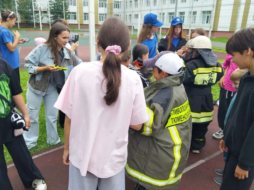 В пришкольном лагере МАОУ СОШ № 5 г. Тобольска под руководством инженера противопожарной службы Тюменской области В.С. Балина совместно с кадетами МЧС России прошла пожарная эстафета В пришкольном лагере МАОУ СОШ № 5 г. Тобольска под руководством инженера противопожарной службы Тюменской области В.С. Балина совместно с кадетами МЧС России прошла пожарная эстафета