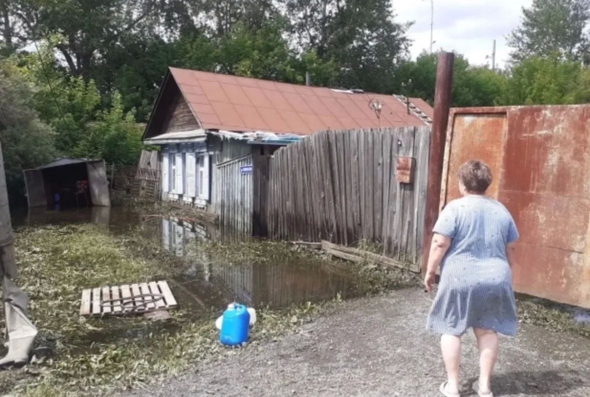 Никому нет дела: пенсионеры, чей дом затопило, живут и спят в сарае Никому нет дела: пенсионеры, чей дом затопило, живут и спят в сарае