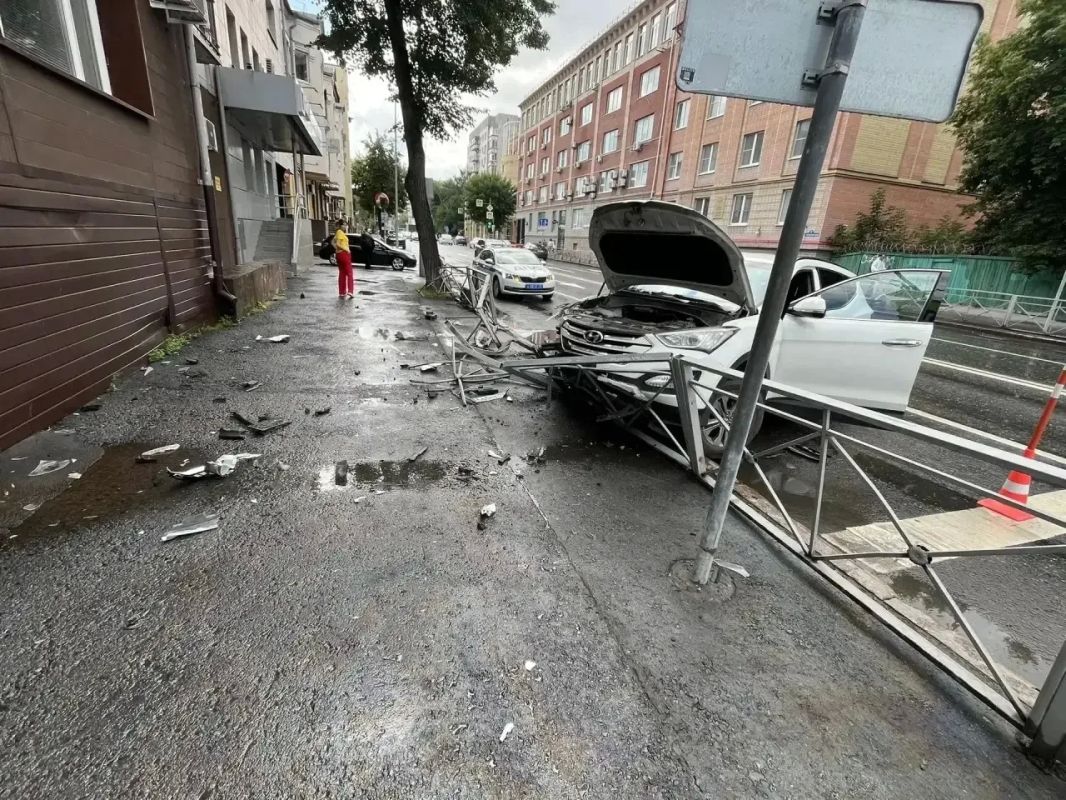 Сотрудники Госавтоинспекции разыскивают водителя, который въехал в ограждение и сбежал