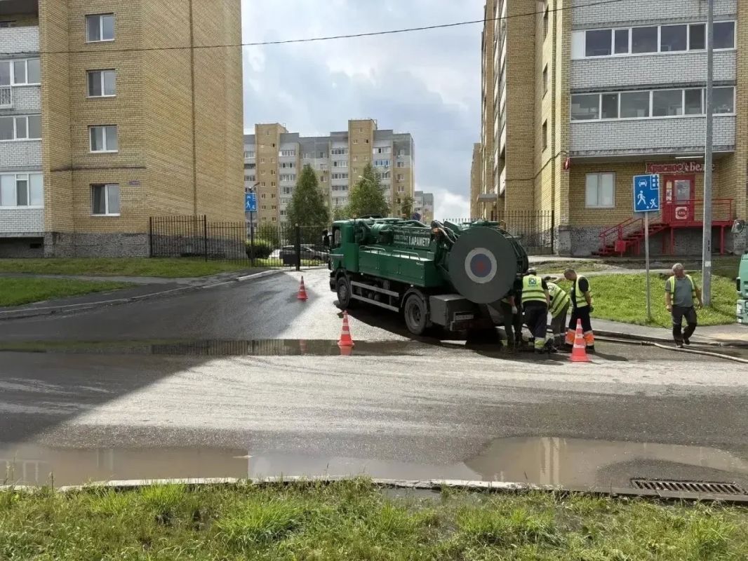 В Тюмени ликвидируют последствия ливней: на улицах — сотни специалистов и десятки единиц техники В Тюмени ликвидируют последствия ливней: на улицах — сотни специалистов и десятки единиц техники