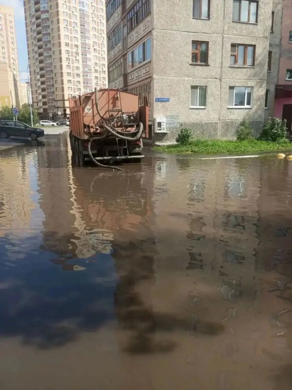 В Тюмени ликвидируют последствия ливней: на улицах — сотни специалистов и десятки единиц техники В Тюмени ликвидируют последствия ливней: на улицах — сотни специалистов и десятки единиц техники