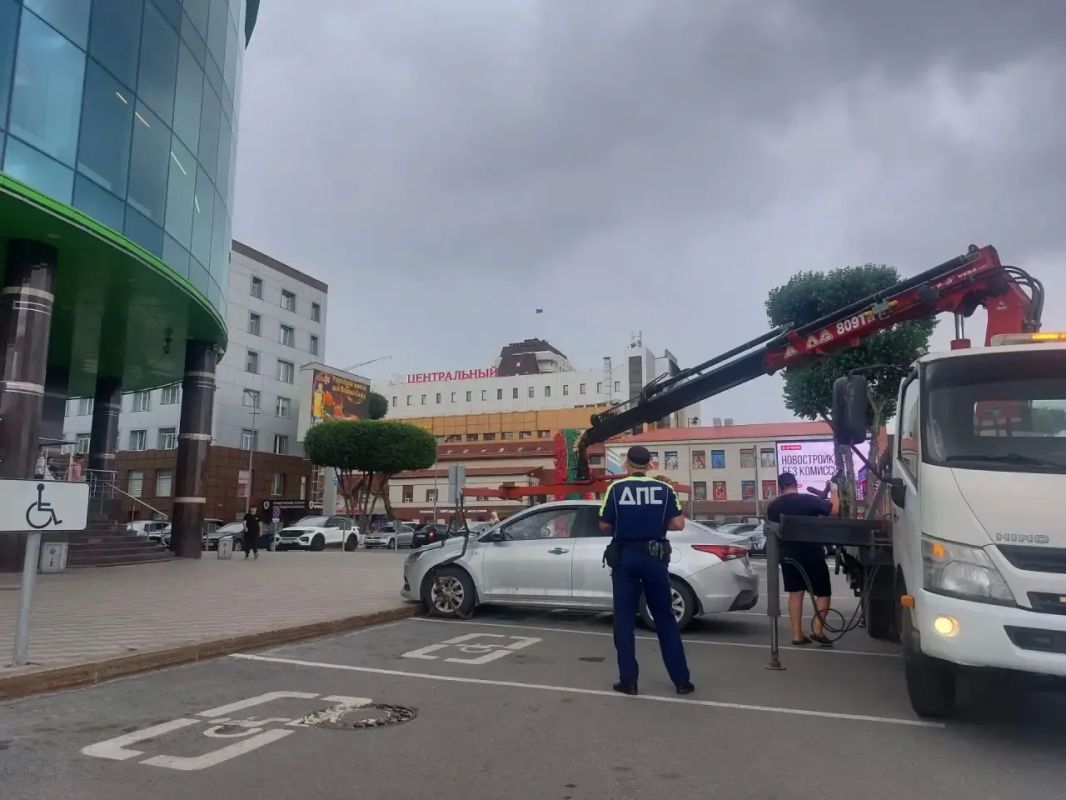 В Тюмени эвакуируют незаконно припаркованные автомобили, создающие помехи для других участников дорожного движения В Тюмени эвакуируют незаконно припаркованные автомобили, создающие помехи для других участников дорожного движения