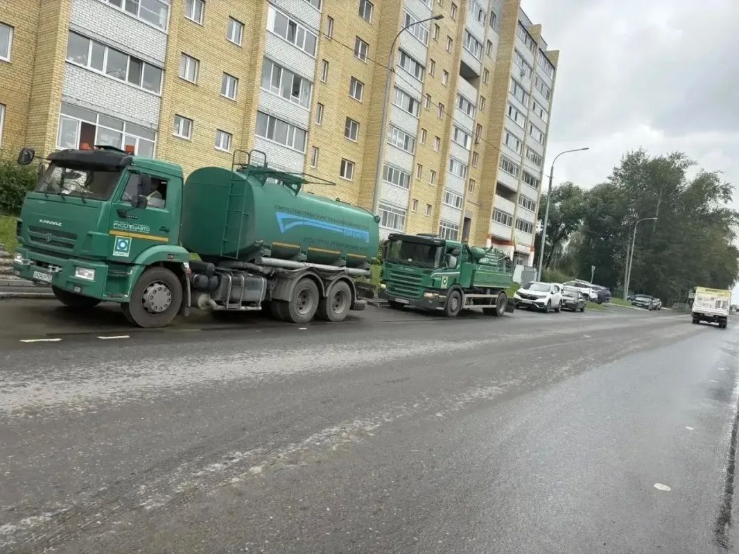 В Тюмени ликвидируют последствия ливней: на улицах — сотни специалистов и десятки единиц техники В Тюмени ликвидируют последствия ливней: на улицах — сотни специалистов и десятки единиц техники