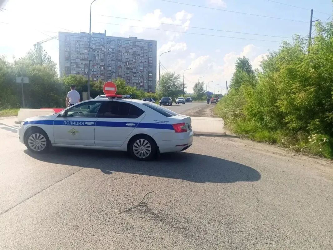 Внимание!. В связи с откачкой дождевой воды с 18 июля по 19 июля будет ограничено движение транспорта на ул. Тимофея Чаркова в Тюмени, в районе пересечения с ул. Кубасова. Объезд по ул. Кубасова, ул. Верхнетарманской Внимание!. В связи с откачкой дождевой воды с 18 июля по 19 июля будет ограничено движение транспорта на ул. Тимофея Чаркова в Тюмени, в районе пересечения с ул. Кубасова. Объезд по ул. Кубасова, ул. Верхнетарманской
