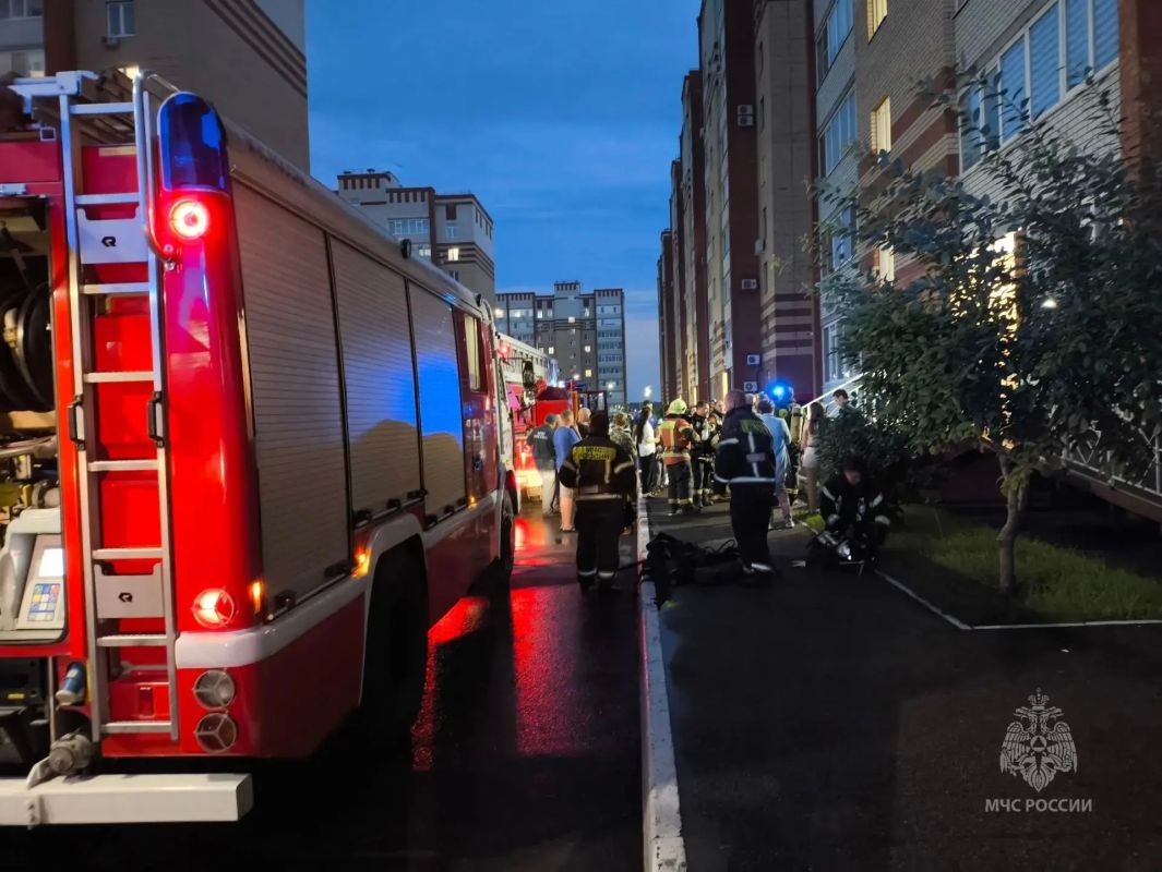 В Тюмени сотрудники МЧС спасли людей на пожаре В Тюмени сотрудники МЧС спасли людей на пожаре