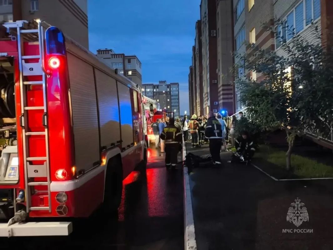 В тюменской многоэтажке произошел пожар В тюменской многоэтажке произошел пожар
