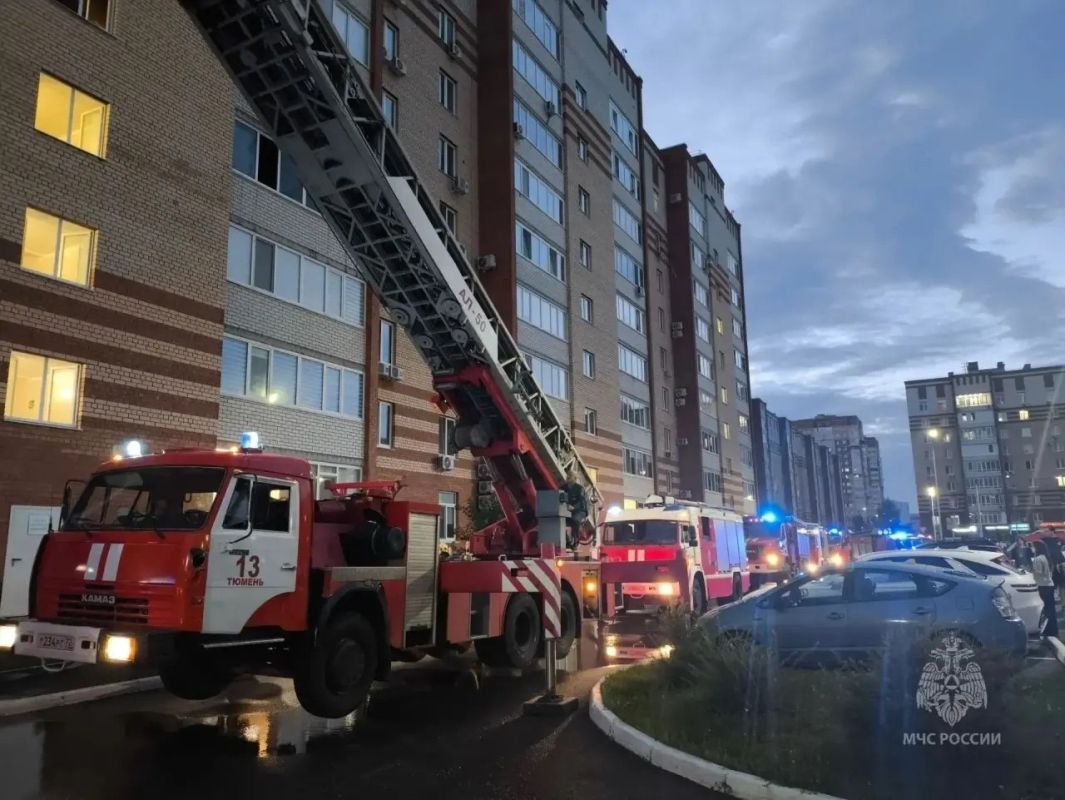 Несколько человек спасли огнеборцы из полыхающей квартиры на 4-ом этаже Несколько человек спасли огнеборцы из полыхающей квартиры на 4-ом этаже