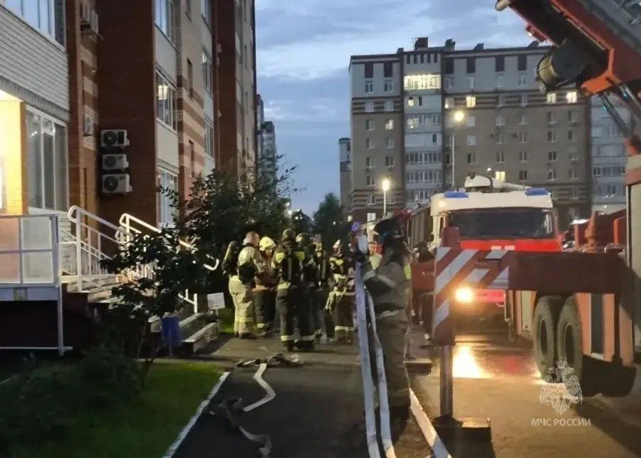 Несколько человек спасли огнеборцы из полыхающей квартиры на 4-ом этаже