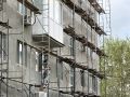 В Тюмени активно продолжается ремонт фасадов домов и крыш на гостевых маршрутах