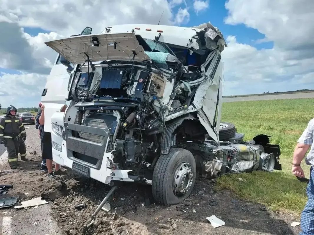 «Лада Веста» и два «Ситрака»: авария на трассе потребовала работы спасателей
