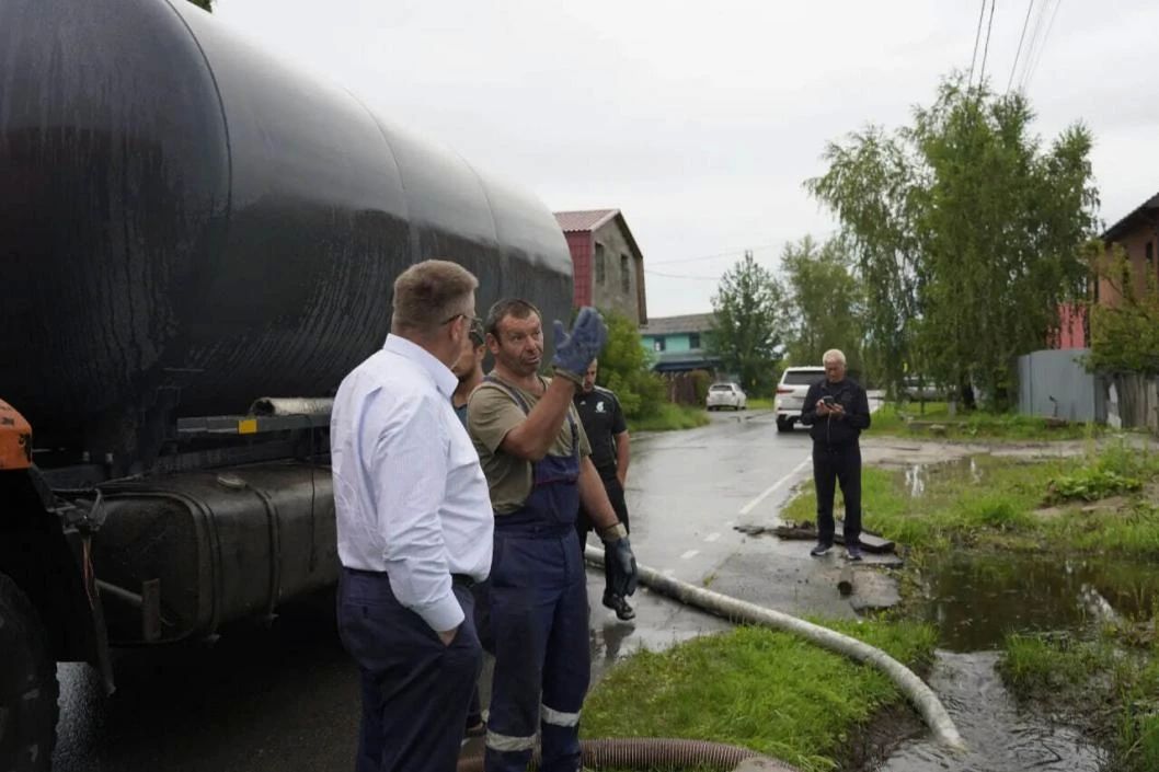 После ливня в Тюмени продолжают бороться с подтоплениями После ливня в Тюмени продолжают бороться с подтоплениями
