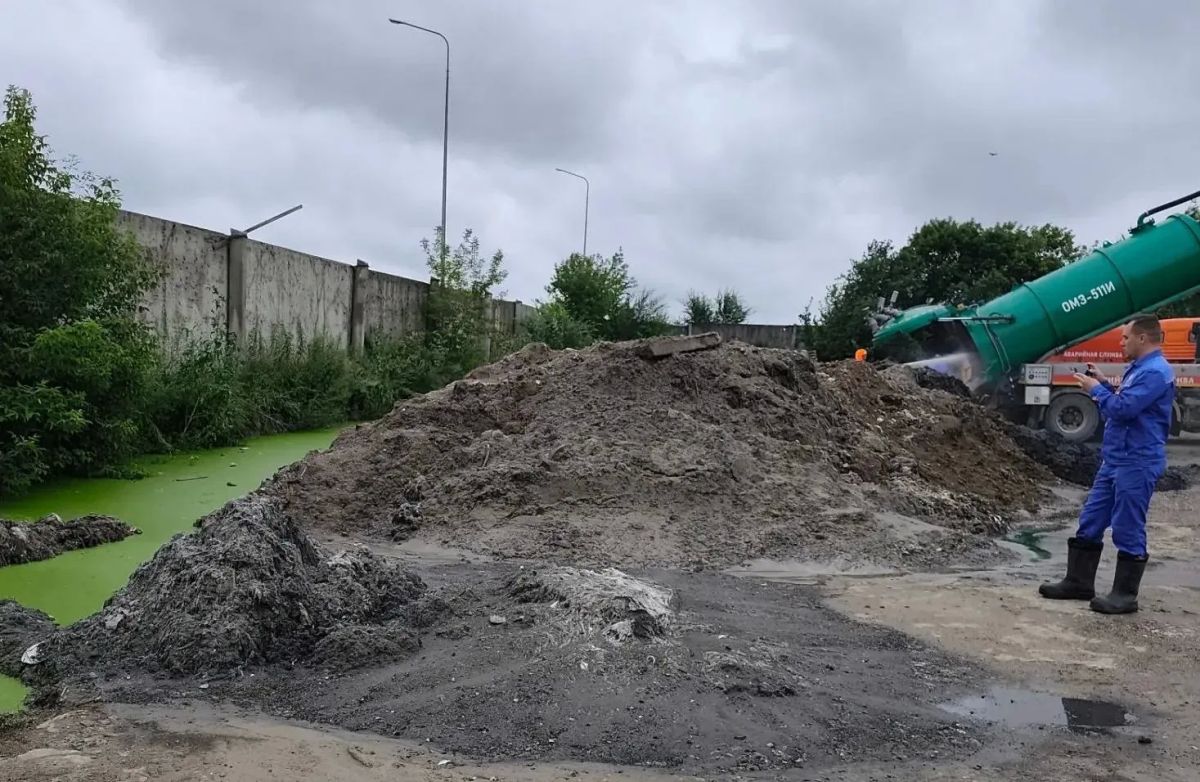 Из коллектора на Широтной извлекли 25 тонн мусора Из коллектора на Широтной извлекли 25 тонн мусора