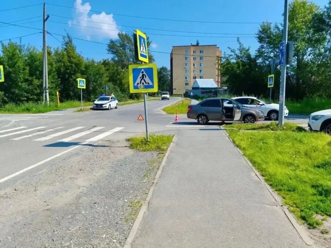 Отвлекся на телефон: в Тобольске водитель сбил женщину с ребенком Отвлекся на телефон: в Тобольске водитель сбил женщину с ребенком