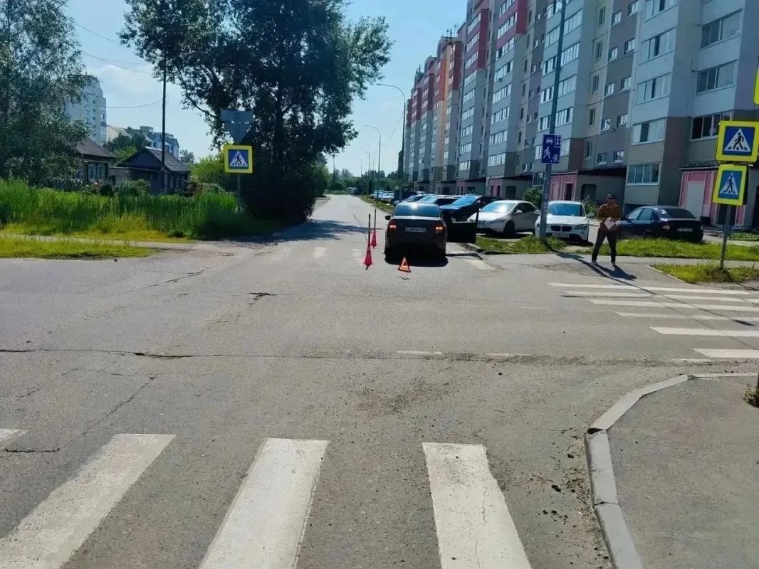 Отвлекся на телефон: в Тобольске водитель сбил женщину с ребенком Отвлекся на телефон: в Тобольске водитель сбил женщину с ребенком