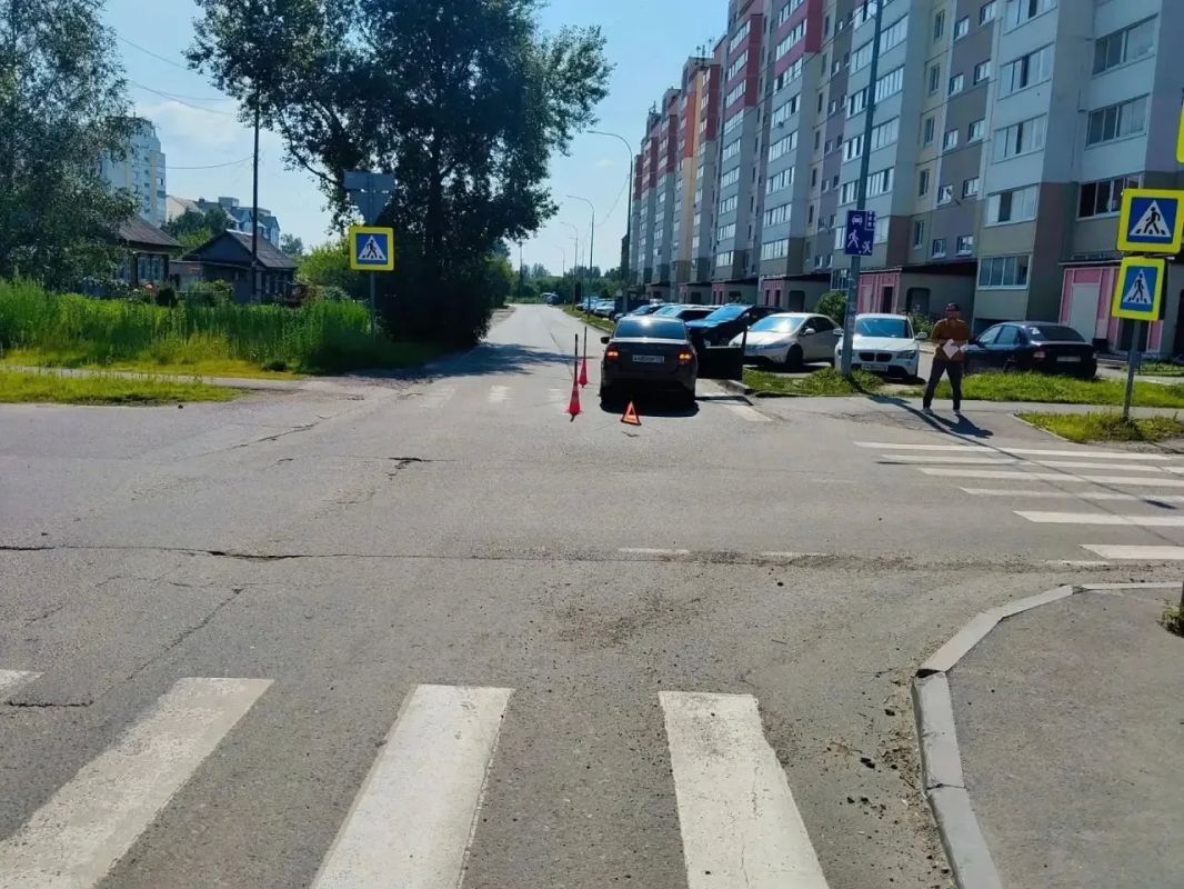 Отвлекся на телефон, сбил женщину и коляску с ребенком на «зебре» Отвлекся на телефон, сбил женщину и коляску с ребенком на «зебре»