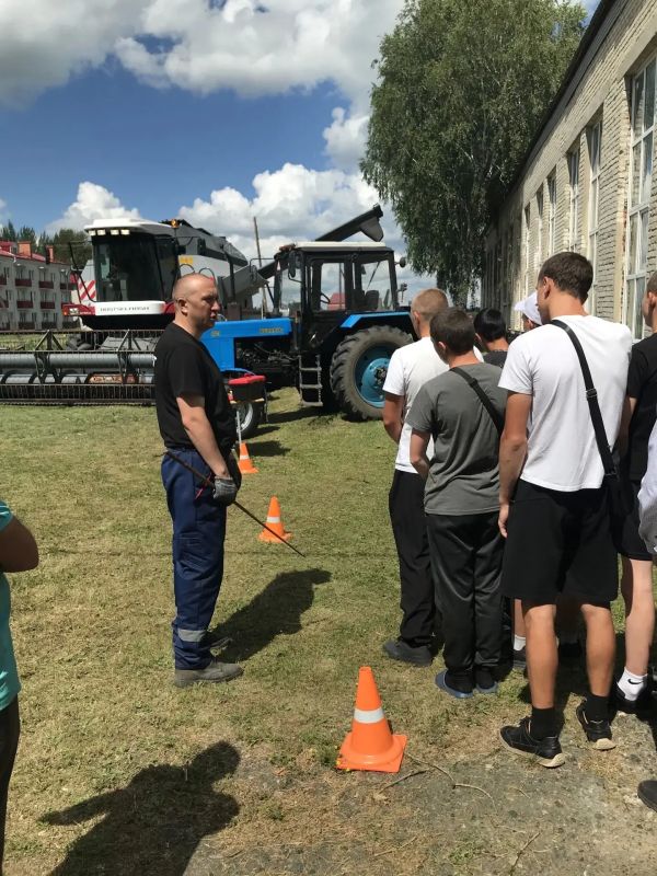 Друзья, мы продолжаем серию публикаций о самом масштабном кадровом событии года! Сегодня наш рассказ о том, как в сердце Сибири, в селе Абатское, проходил федеральный этап Всероссийской ярмарки трудоустройства «Работа России Друзья, мы продолжаем серию публикаций о самом масштабном кадровом событии года! Сегодня наш рассказ о том, как в сердце Сибири, в селе Абатское, проходил федеральный этап Всероссийской ярмарки трудоустройства «Работа России